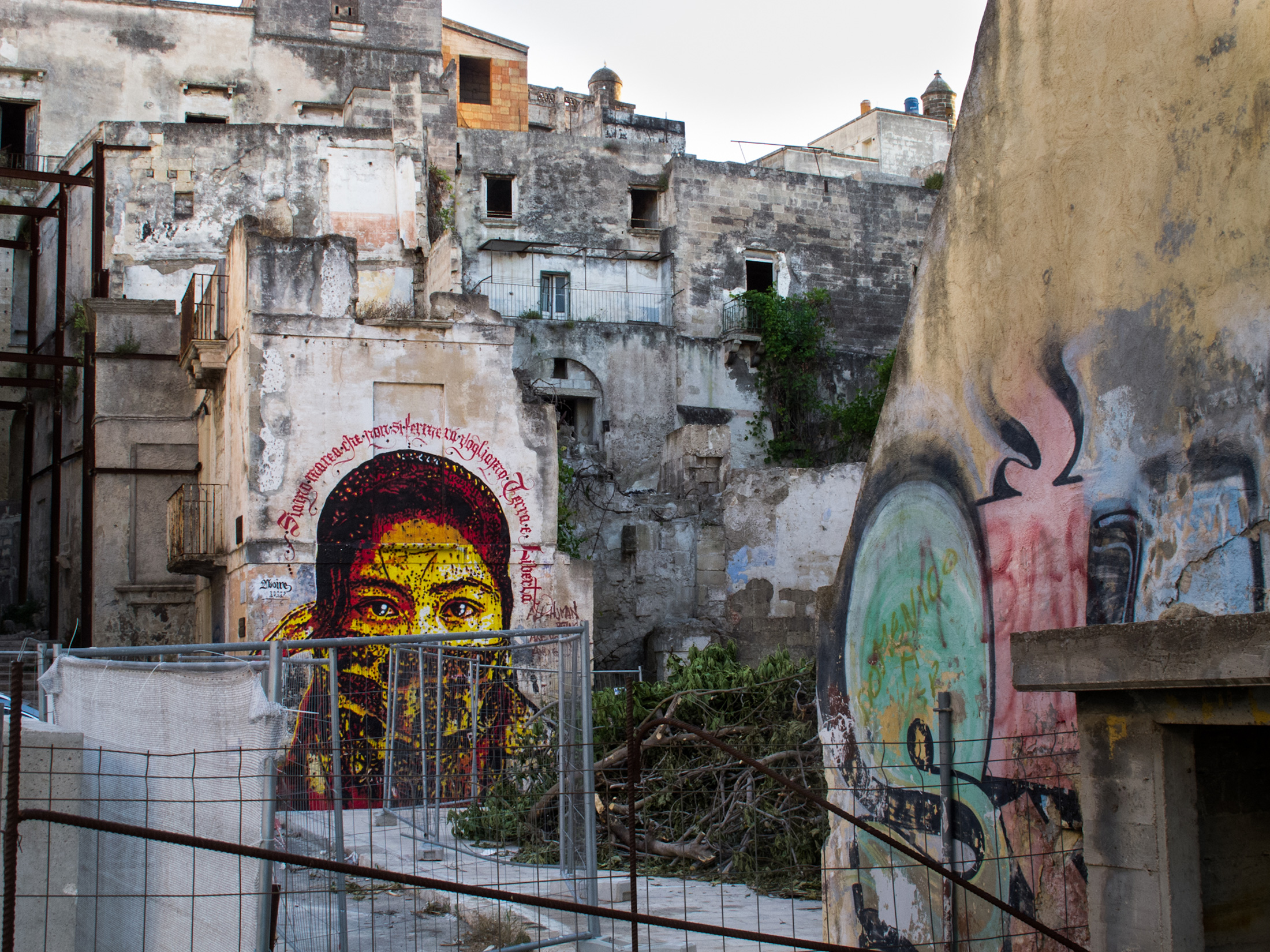 alte Häuserfassaden mit Grafitti