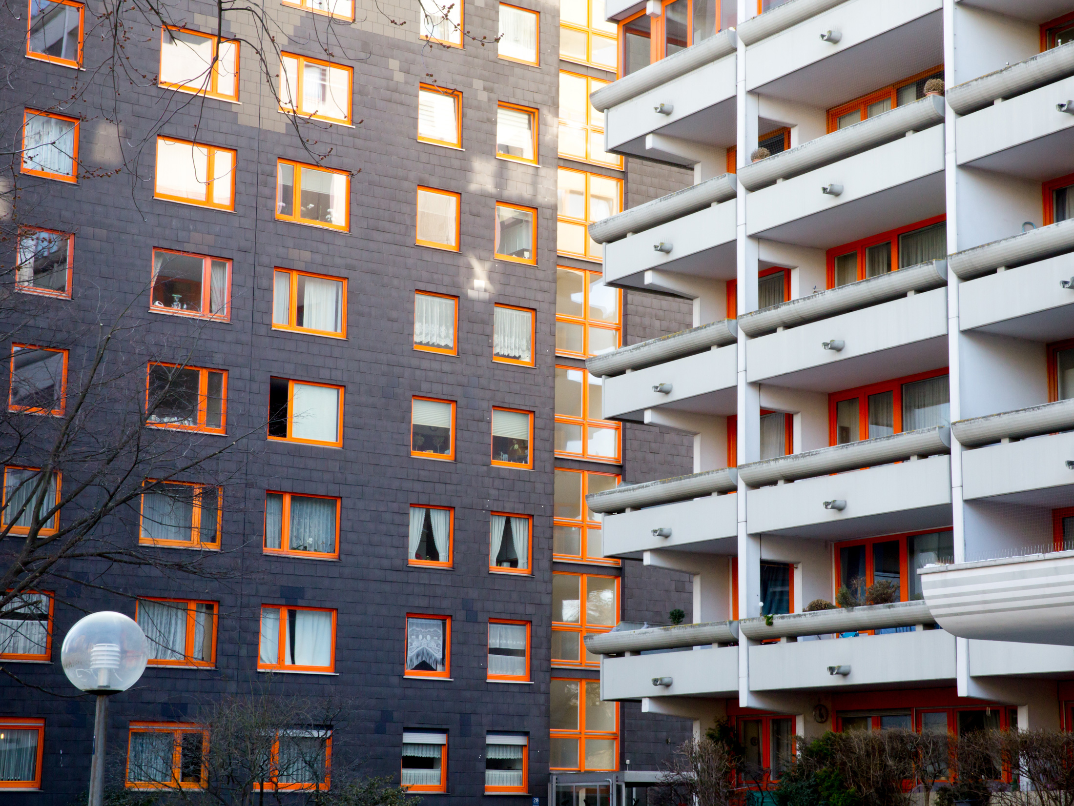 Häuserfassaden mit orangenen Fensterrahmen