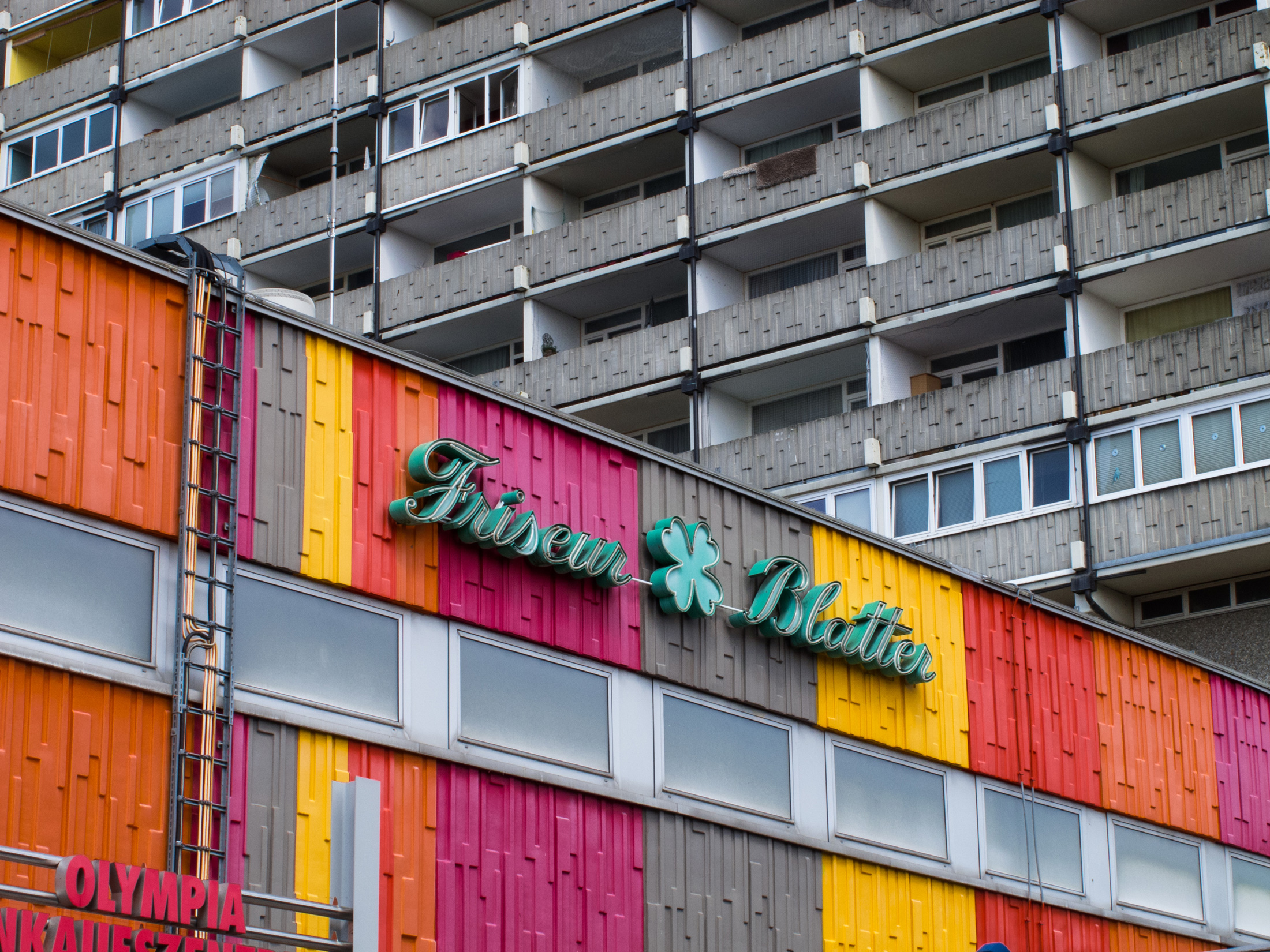 Friseur Blatter mit pink-grau-gelb-orange-roter Fassade