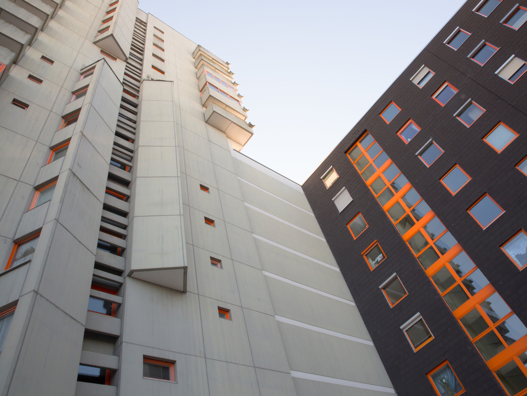 Häuserfassaden mit orangenen Fensterrahmen