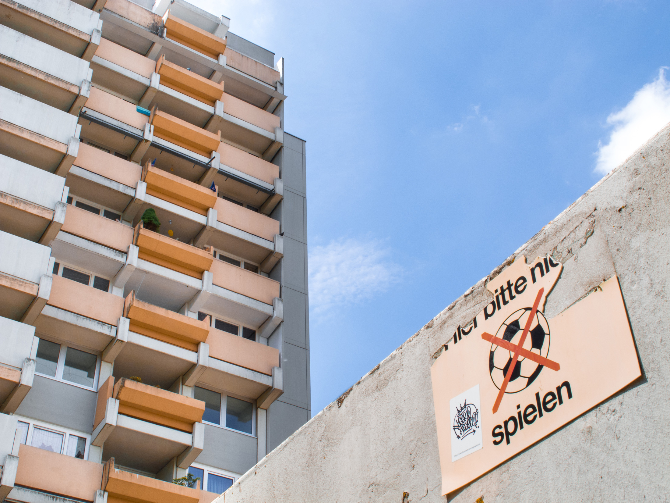 Häuserfassaden mit pastell orangenen Balkonen