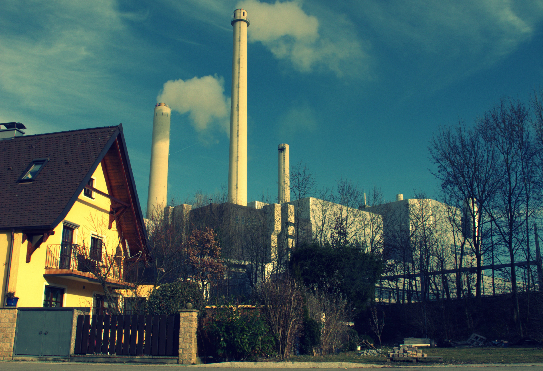 Das Heizkraftwerk mit seinen Schornsteinen, die hoch in den Himmel ragen