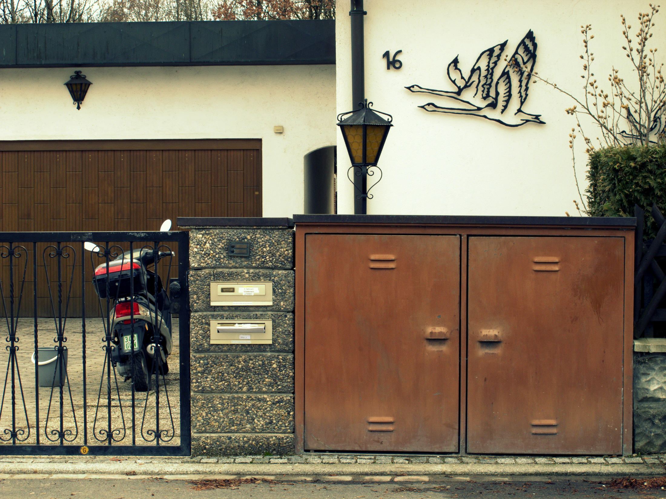 Eingangsbereich eines Familienhauses, zwei fliegende Gänse hängen als Relief an der Wand